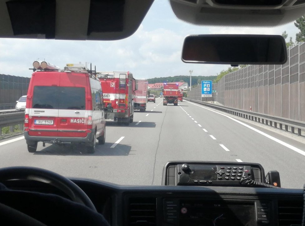 Pražští hasiči odjíždí z jižní Moravy.