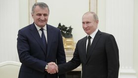 Vůdce Jižní Osetie Bibilov s Vladimirem Putinem