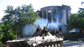Ruské BMP-2 v Jižní Osetii za války s Gruzií, léto 2008.