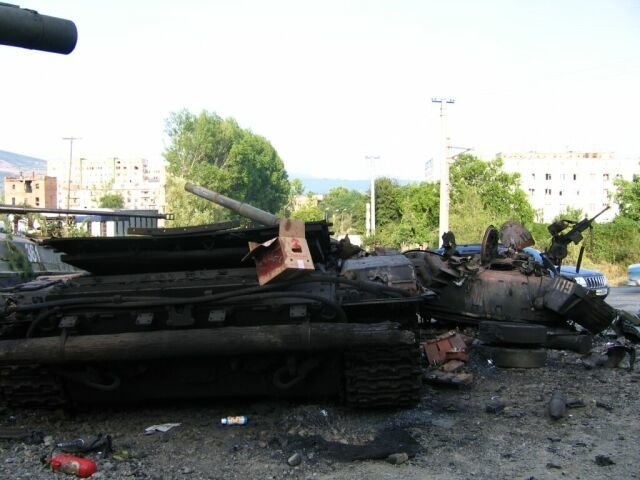 Zničený gruzínský tank v Cchinvali, Jižní Osetie, srpen 2008.