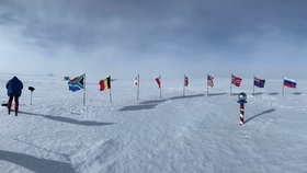 Vlajky na jižním pólu i s tou naší, českou