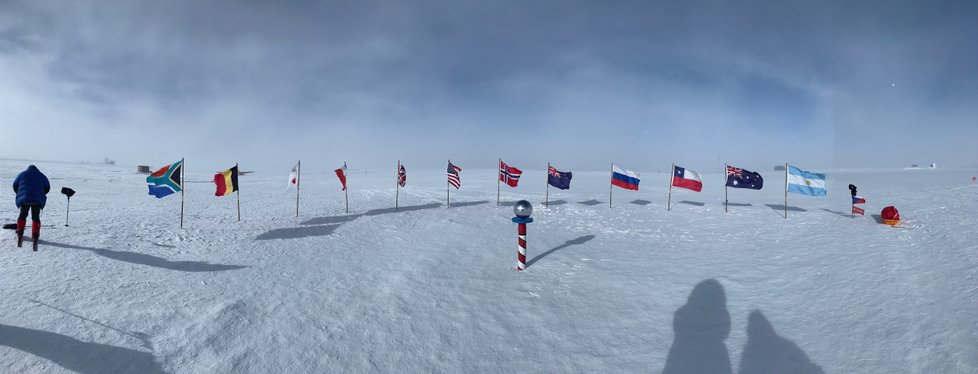 Vlajky na Jižním pólu i s tou naší, českou - nedávno se sem vydal právě i Čech Pavel Sehnal