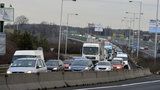 Kolony na Pražském okruhu: Nehoda uzavřela Komořanský tunel ve směru na D5, žena se zranila