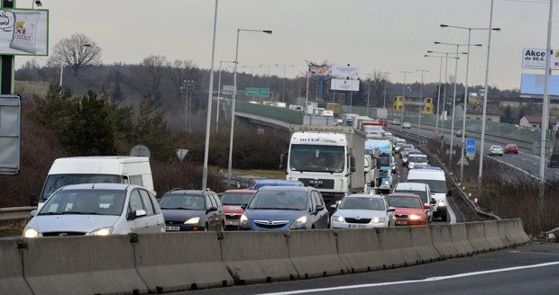 Dopravu ve Strakonické ulici komplikuje malá dopravní nehoda. Autobusy nabírají i hodinová zpoždění. (ilustrační foto)