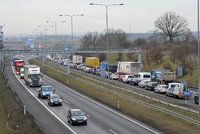 Komplikace na D10 u Prahy: Hromadná nehoda, dálnice na Mladou Boleslav byla neprůjezdná