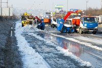 Dopravní kolaps v Praze: Z Jižní spojky je kluziště, zaplavila ji voda