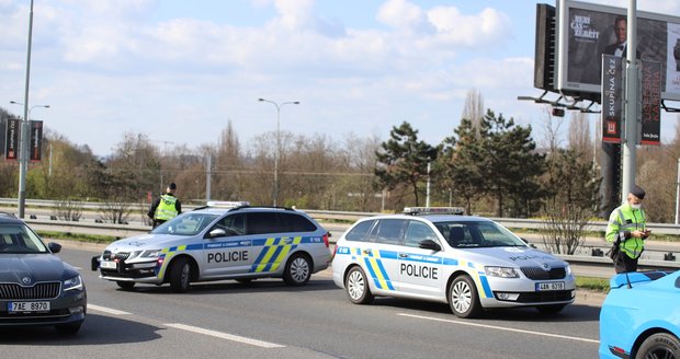 Policisté v neděli dopoledne po Jižní spojce pronásledovali řidiče vozu Ford Mustang, který před nimi ujížděl. Zadrželi ho krátce před tím, než stihl vjet na Barrandovský most. Dechová zkouška potvrdila, že byl pod vlivem alkoholu.