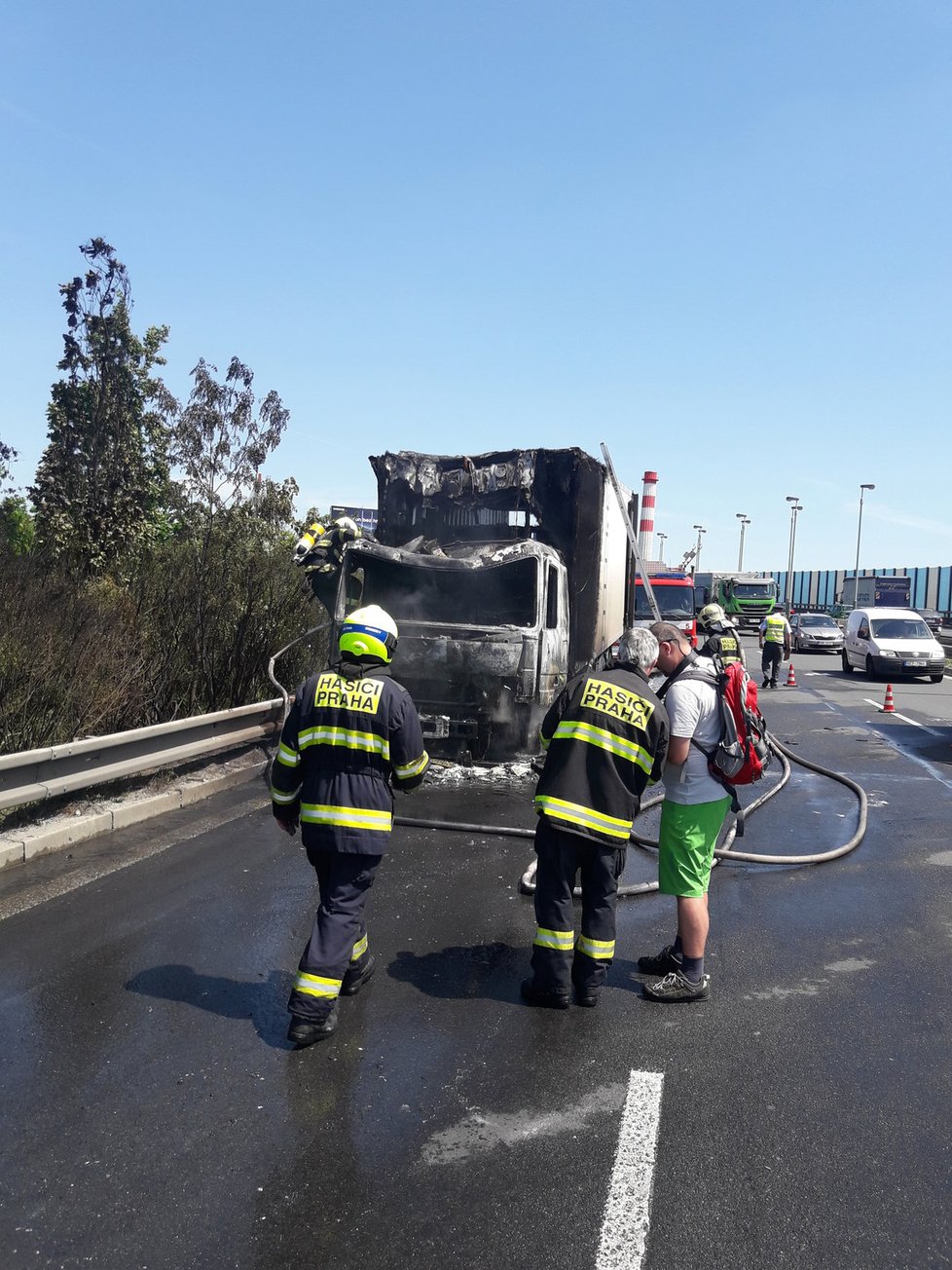 Hasiče zaměstnal požár kamionu na Jižní spojce kousek od lanového mostu.