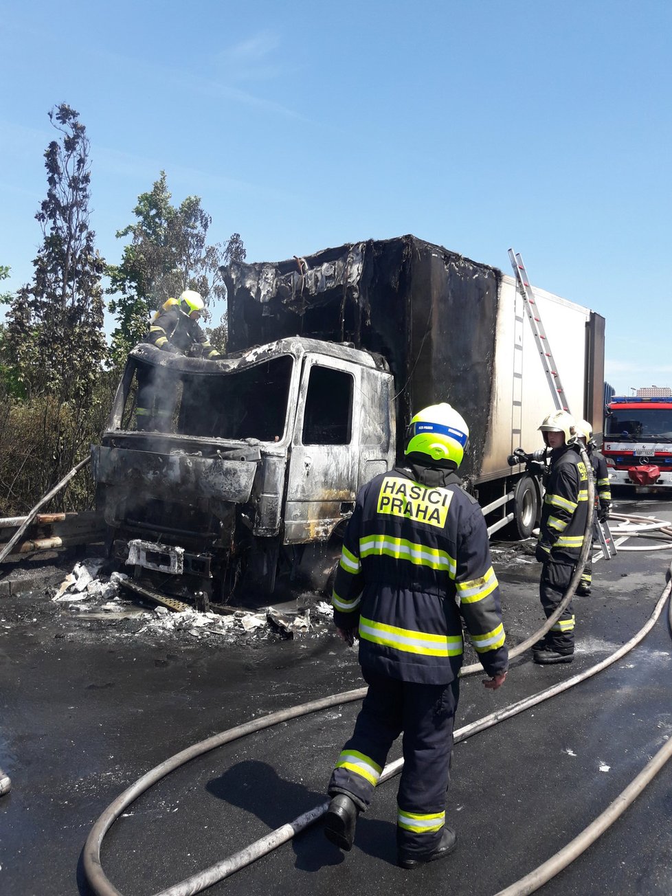 Hasiče zaměstnal požár kamionu na Jižní spojce kousek od lanového mostu.