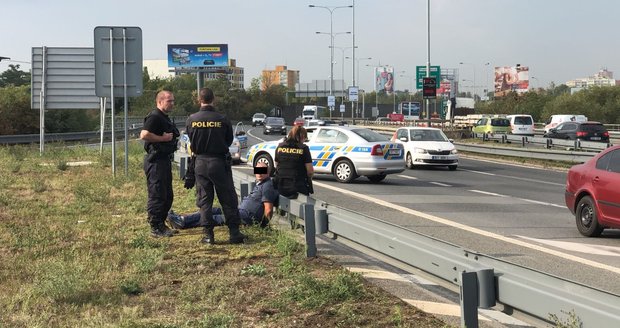 Řidič převážel kradené auto, měl pozitivní test na drogy.