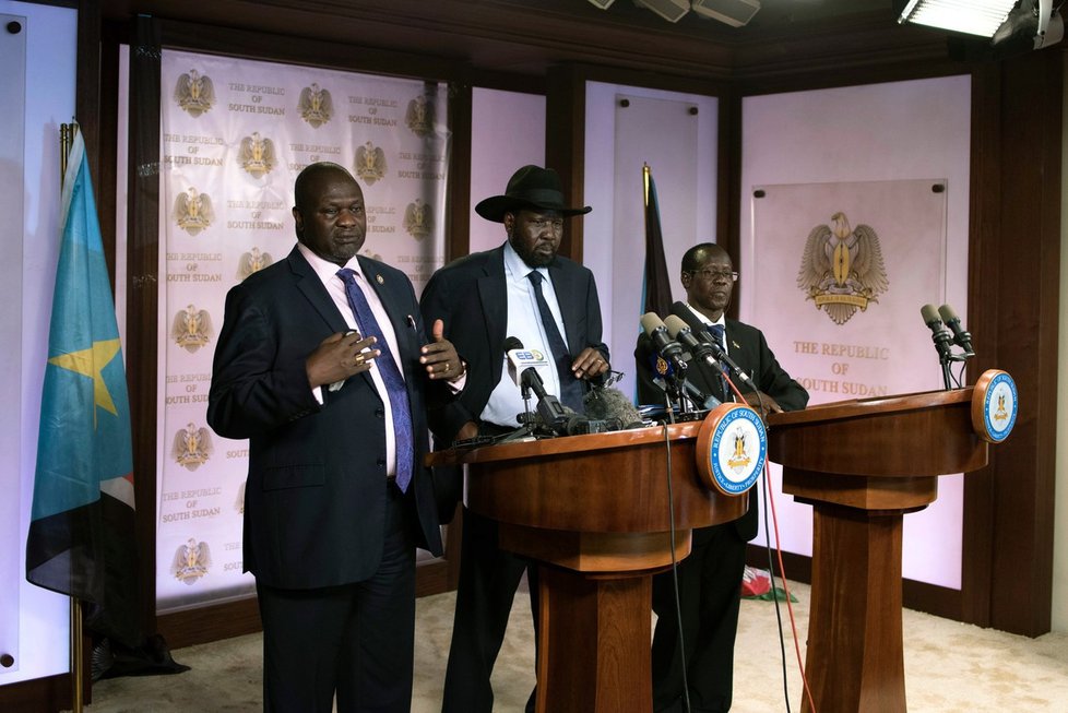 Prezident Jižního Súdánu Salva Kiir (uprostřed) s viceprezidentem Macharem
