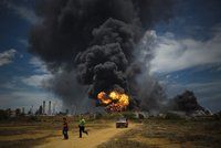 V Jižním Súdánu explodovala cisterna. Ohnivá koule zabila víc než 100 lidí