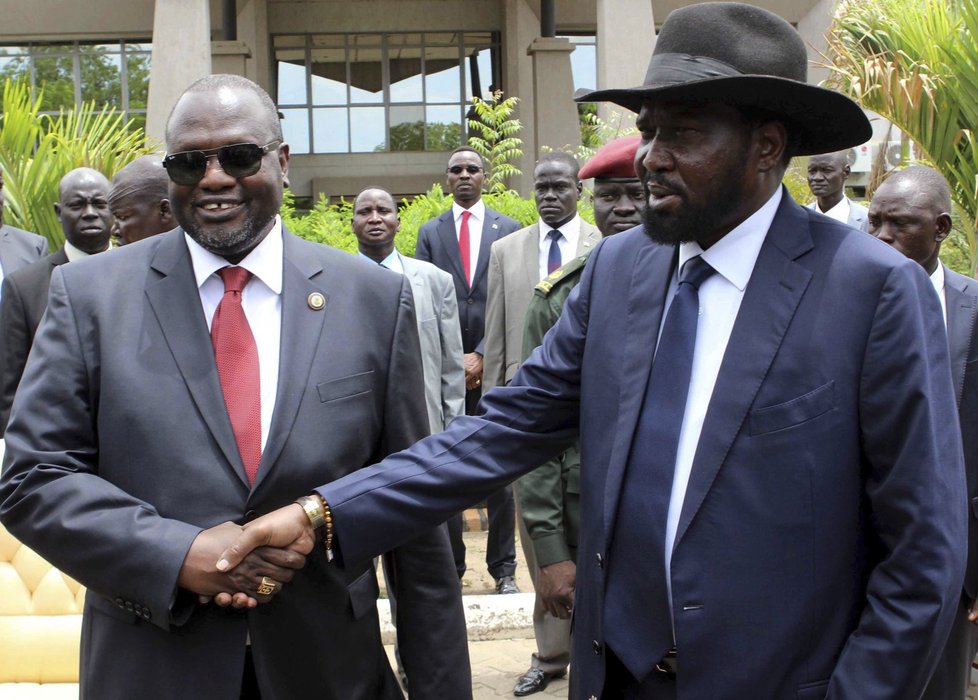 Prezident Jižního Súdánu Salva Kiir (vpravo) s viceprezidentem Macharem