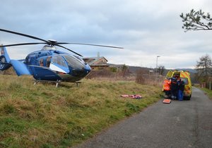 Při řezání jmelí spadl mladík z více jak sedmimetrové výšky, na místě zasahovali záchranáři