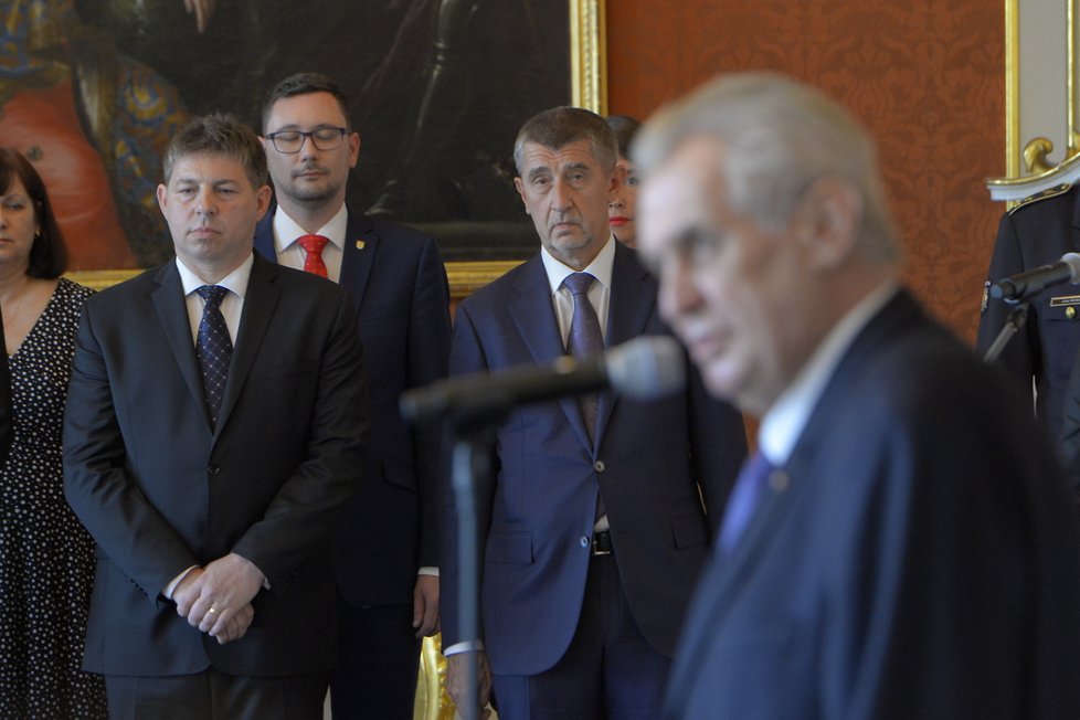 Prezident Zeman 24. května odvolal z postu ministra financí a místopředsedy vlády šéfa ANO Andreje Babiše. Na jeho místo nastoupil Ivan Pilný, předseda hospodářského výboru Sněmovny.