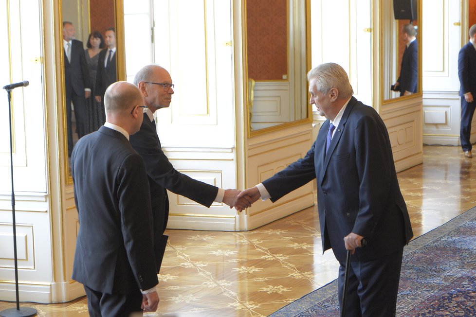Prezident Zeman 24. května 2017 odvolal z postu ministra financí a místopředsedy vlády šéfa ANO Andreje Babiše. Na jeho místo nastoupil Ivan Pilný, předseda hospodářského výboru Sněmovny.