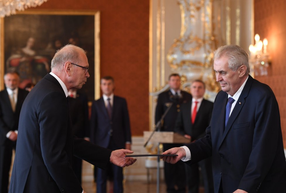 Prezident Zeman 24. května odvolal z postu ministra financí a místopředsedy vlády šéfa ANO Andreje Babiše. Na jeho místo nastoupil Ivan Pilný, předseda hospodářského výboru Sněmovny.