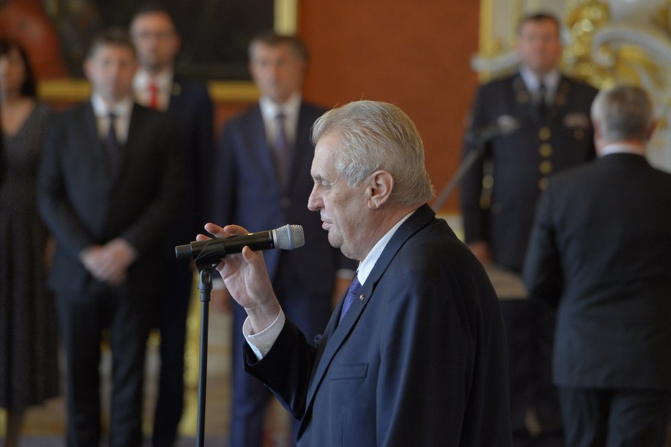 Prezident Zeman 24. května odvolal z postu ministra financí a místopředsedy vlády šéfa ANO Andreje Babiše. Na jeho místo nastoupil Ivan Pilný, předseda hospodářského výboru Sněmovny.