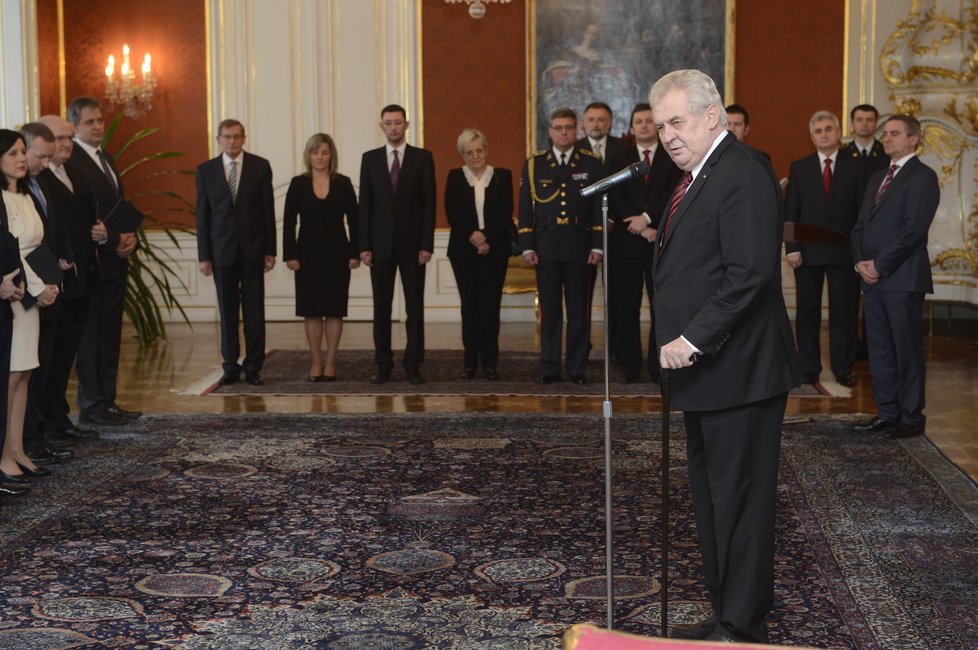 Miloš Zeman při jmenování vlády Bohuslava Sobotky veřejně pokáral premiéra za chyby v dopisu, který mu od něj přišel.