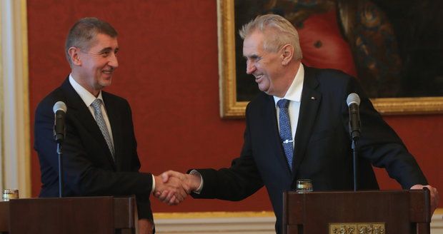 Zeman podepsal státní rozpočet se schodkem 50 miliard. Babiš si drží odstup