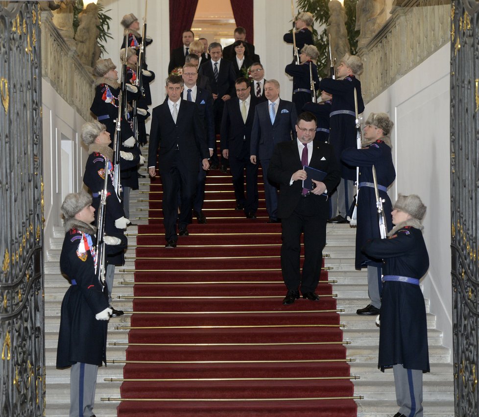 Po tradičním společném focení nové vlády vyrazili ministři rovnou do práce