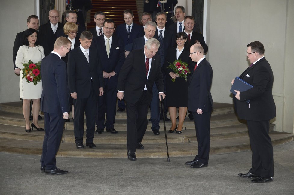 Miloš Zeman se i během jmenování Sobotkovy vlády a následném focení opíral o hůlku.