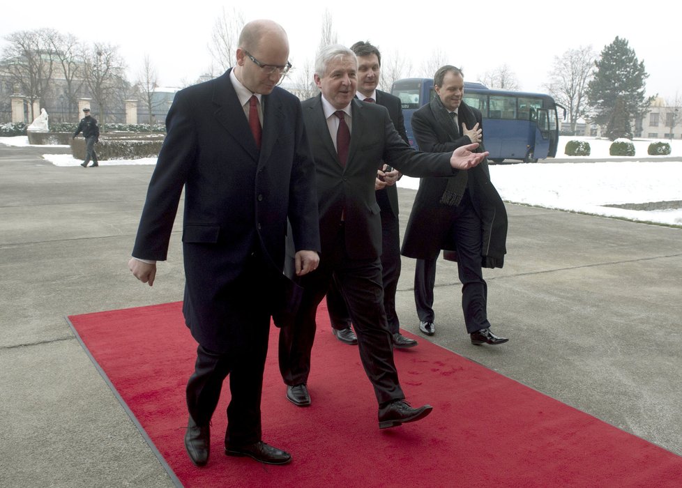 Jiří Rusnok a Bohuslav Sobotka míří na společnou konferenci na Úřadu vlády.