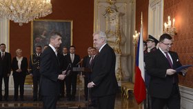 Andrej Babiš byl prvním z ministrů Sobotkovy vlády, který složil slib a přijal desky s jeho písemným zněním od prezidenta Zemana