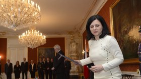 Věra Jourová, "bílá labuť" Sobotkovy vlády, zaujala na slavnostním ceremoniálu bílým konstýmkem. Stala se ministryní pro místní rozvoj