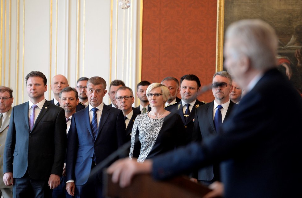 Slavnostnímu ceremoniálu při jmenování nových generálů přihlíželi na Pražském hradě 8. 5. 2018 také premiér Andrej Babiš, ministryně obrany Karla Šlechtová nebo předseda Poslanecké sněmovny Radek Vondráček