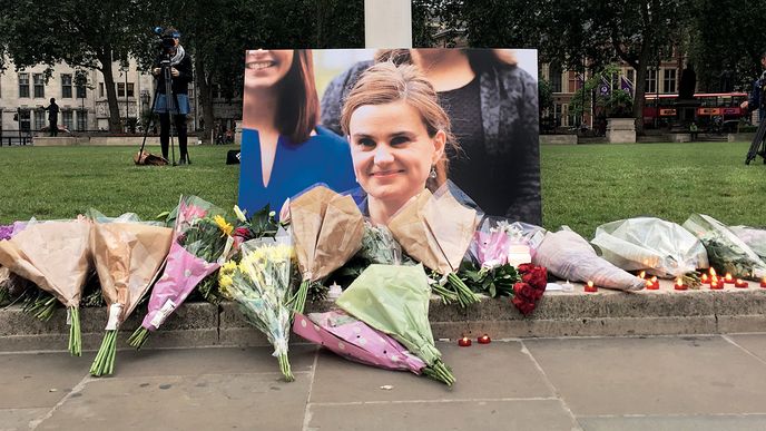 Vražda labouristické poslankyně Jo Coxové, zastánkyně setrvání Británie v EU a matky dvou dětí,  zamávala i tak vypjatou předreferendovou kampaní 