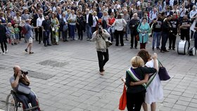 Tisíce lidí uctily v Londýně památku britské poslankyně Coxové.