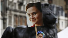 Tisíce lidí uctily v Londýně památku britské poslankyně Coxové.