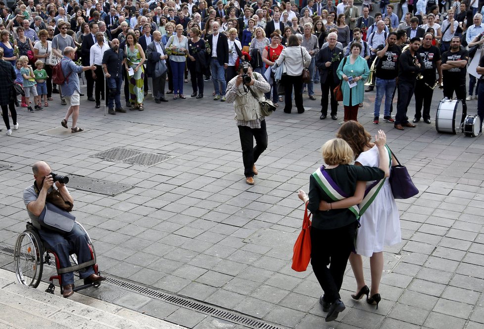 Tisíce lidí uctily v Londýně památku britské poslankyně Coxové.