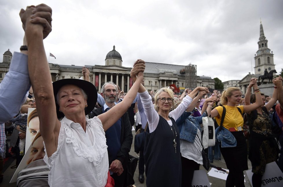 Tisíce lidí uctily v Londýně památku britské poslankyně Coxové.