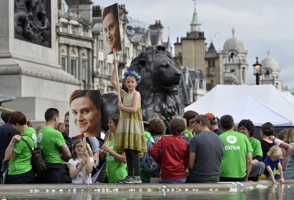 Tisíce lidí uctily v Londýně památku britské poslankyně Coxové
