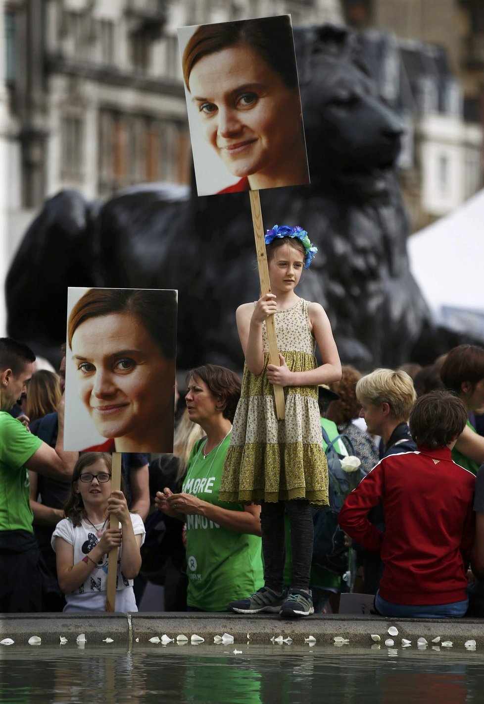 Tisíce lidí uctily v Londýně památku britské poslankyně Coxové.