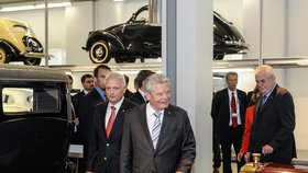 Joachim Gauck si prohlíží muzeum Škodovky