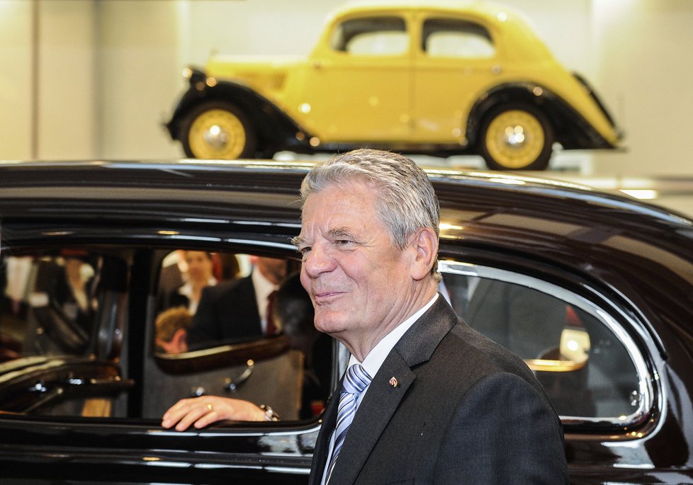 Joachim Gauck v automobilce Škoda Auto, která je součástí koncernu Volkswagen