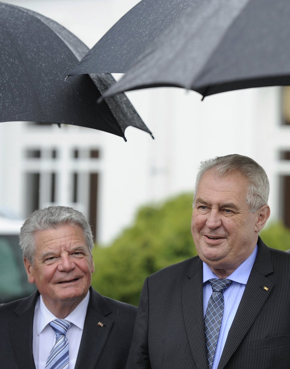 Zeman s Gauckem měli ve Škodovce i přes deštivé počasí dobrou náladu