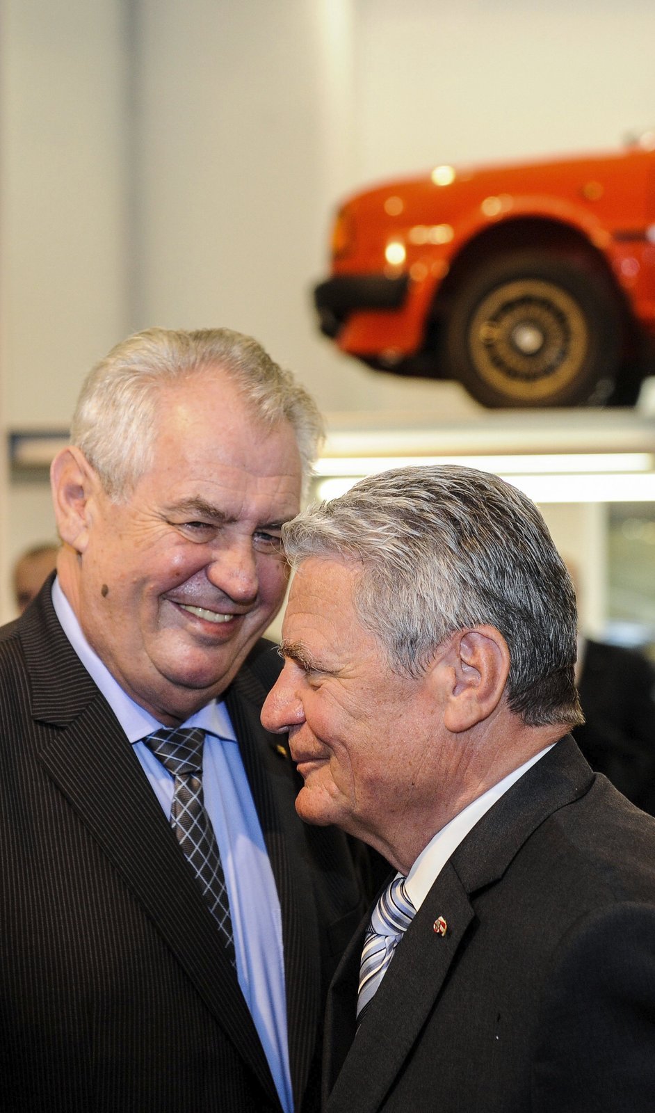 Vystavené exponáty v automobilce Škoda Auto zaujaly českého i německého prezidenta