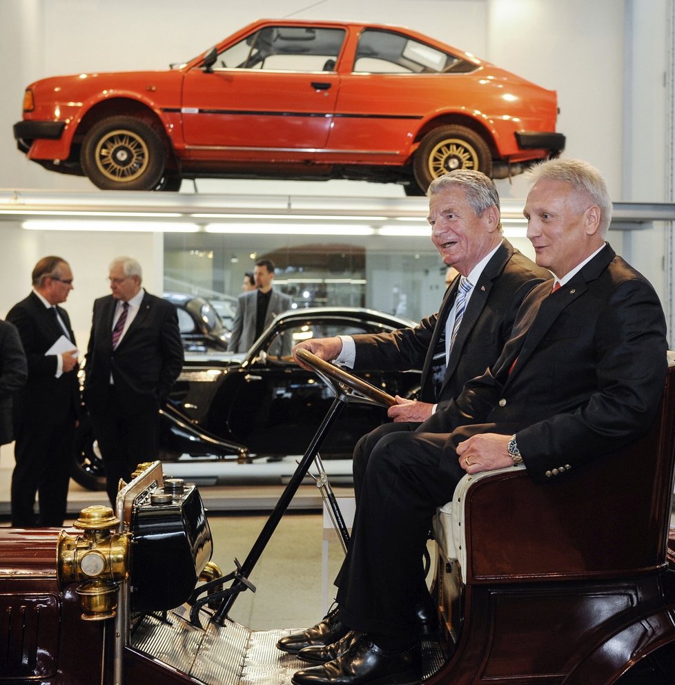 Německý prezident Joachim Gauck usedl do veterána spolu se šéfem představenstva Škoda Auto