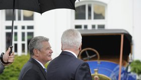 Joachim Gauck zavítal do výrobny Škoda Auto v rámci své třídenní návštěvy v ČR