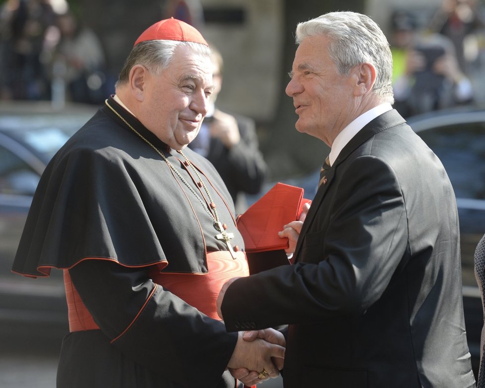 Joachim Gauck spolu s kardinálem Dominikem Dukou na Vyšehradském hřbitově v Praze