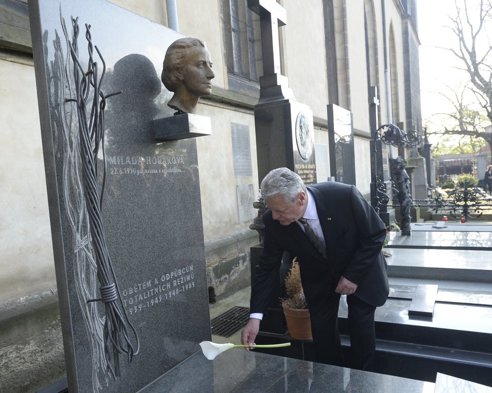 Joachim Gauck se na hřbitově na Vyšehradě poklonil i památce Milady Horákové