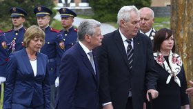 Prezidenti Miloš Zeman a Joachim Gauck navštívili Terezín. Spolu s nimi i první dámy Daniela Schadt a Ivana Zemanová