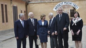 Návštěva prezidentů v Terezíně: Zleva Joachim Gauck, bývalý terezínský vězeň Tomáš Kosta, Gauckova přítelkyně Daniela Schadt, další bývalý vězeň z Terezína Felix Kolmer, zástupce ředitele terezínského památníku Vojtěch Blodyk (v pozadí) a prezident Miloš Zeman s manželkou Ivanou.