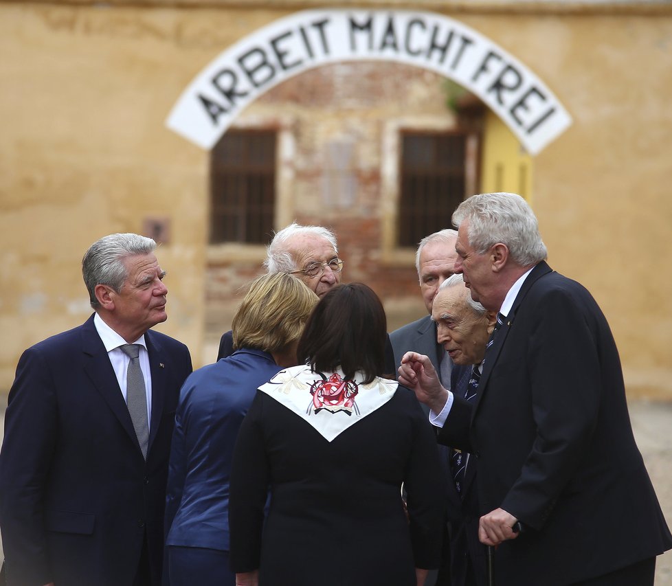 Prezidentská návštěva v Terezíně: Joachim Gauck vlevo, Miloš Zeman vpravo