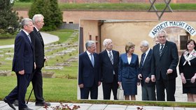 Joachim Gauck a Miloš Zeman se svým doprovodem včetně prvních dam v Terezíně