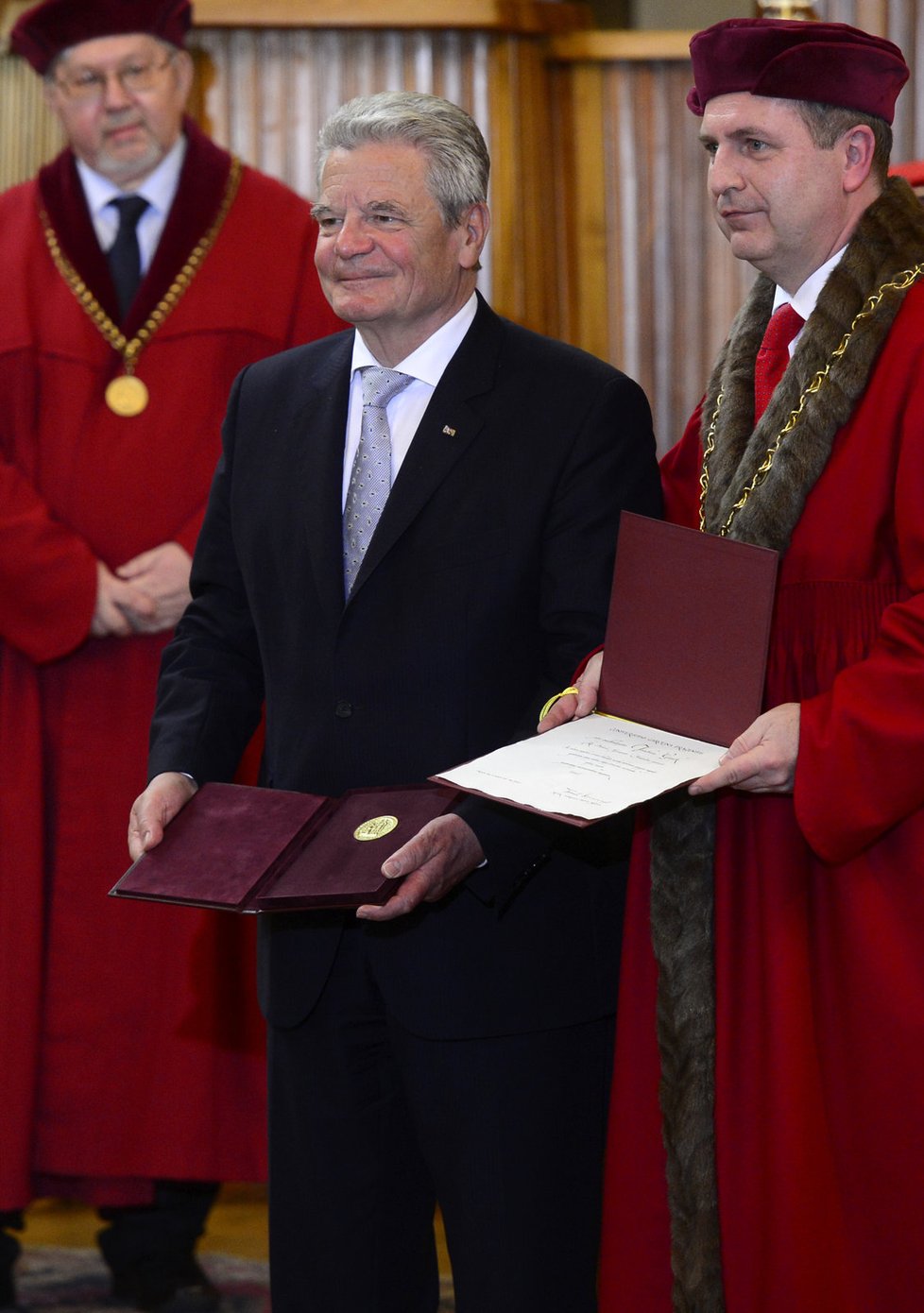 Joachim Gauck s pamětní zlatou medailí UK, kterou převzal od rektora univerzity Tomáše Zimy.